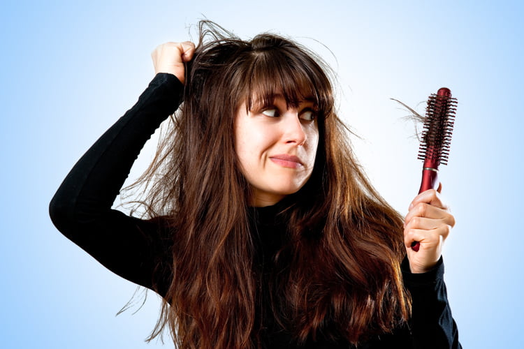 Meu cabelo está caindo muito: é normal?